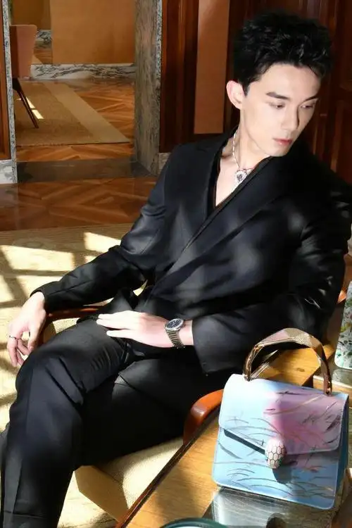 吴磊参加宝格丽品牌活动深v西装的造型一秒化身少年有成霸总