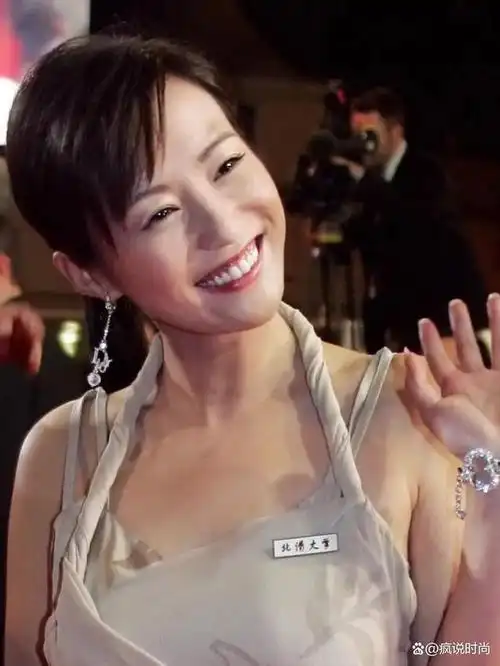 年轻时的郝蕾太美了,穿挂脖裙秀出骨感身材,真是个有灵气的姑娘