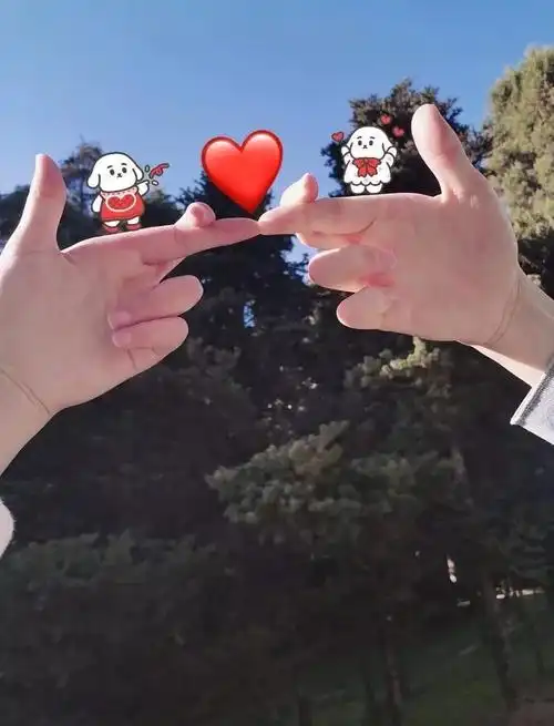 不用露脸也一样可以秀恩爱5种超火情侣手势照推荐给你让你可以低调撒