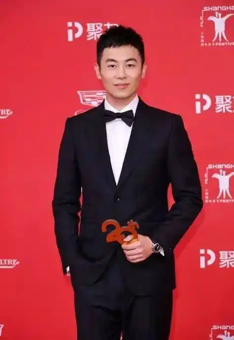 朱亚文行走的荷尔蒙爆发,沈佳妮多年感情恩爱依旧,粉丝羡慕不已