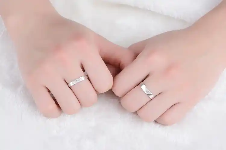 爱相随交织的爱心心相惜戒指十指紧扣永远的爱爱心情侣美钻情侣皇冠