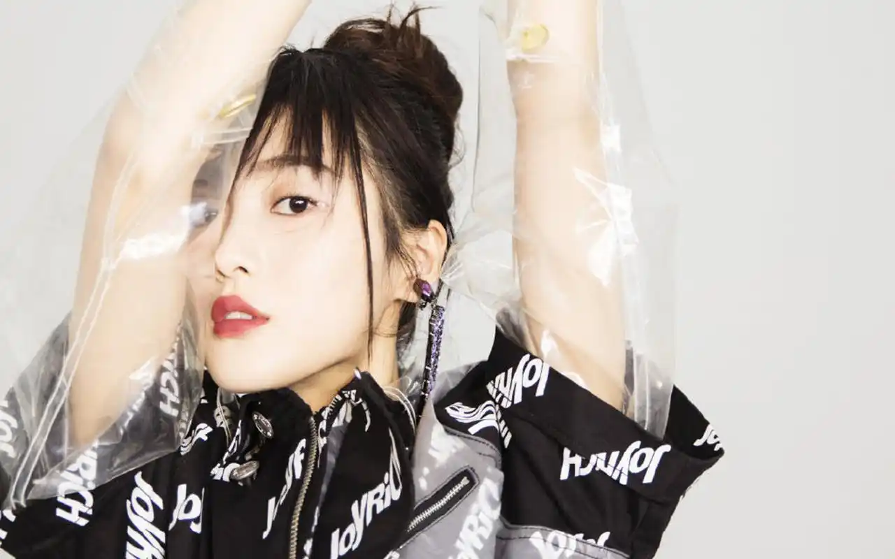 王梓薇时尚摩登写真图片桌面壁纸