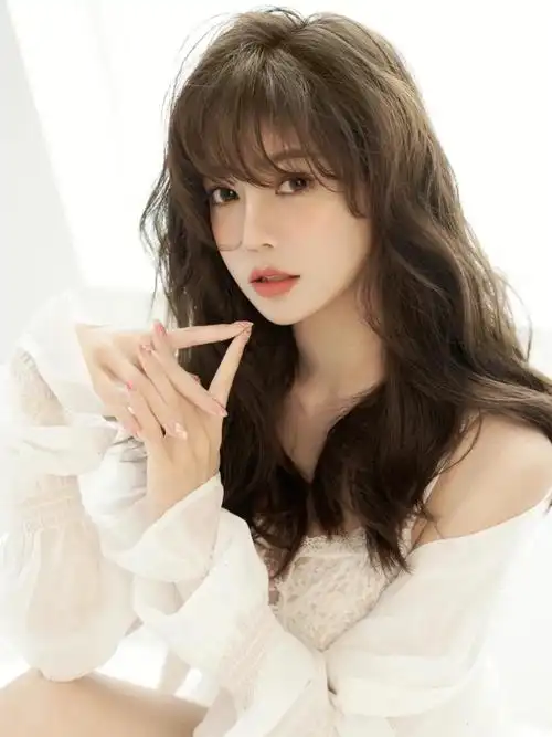 满满的时尚洋气感法式卷发显脸小烫发发型