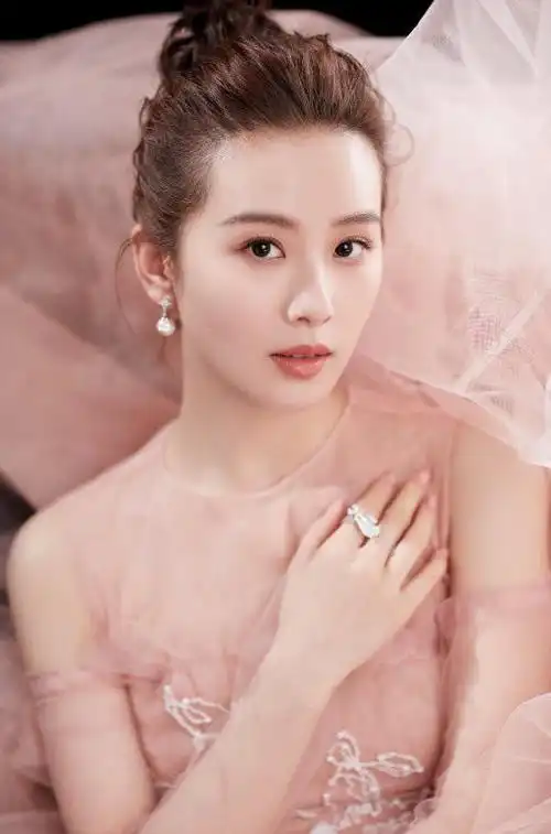 刘诗诗旧照公开穿粉色纱裙温柔有气质可比杨幂美多了