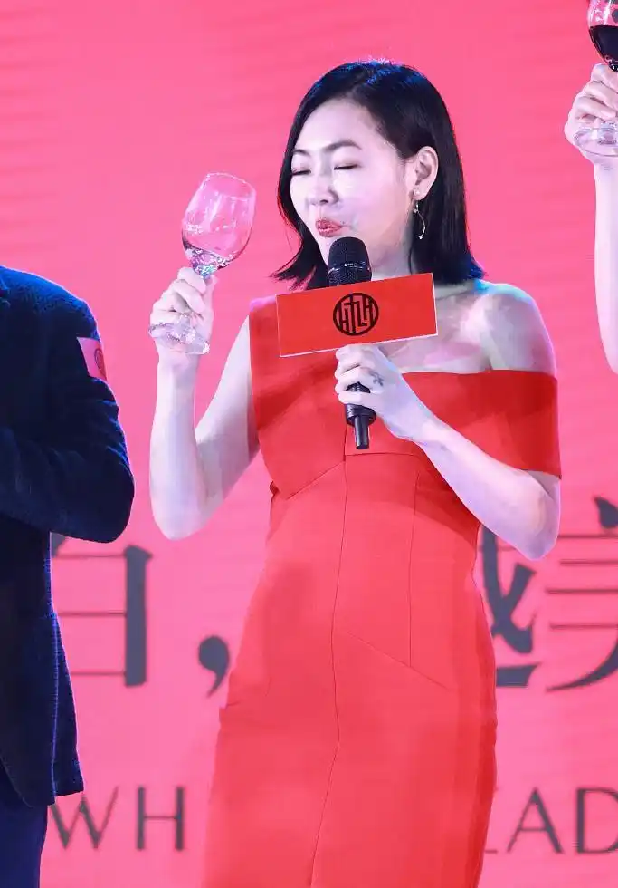 2018年4月17日,广州,40岁小s出席品牌代言活动,当天小s穿不对称红裙