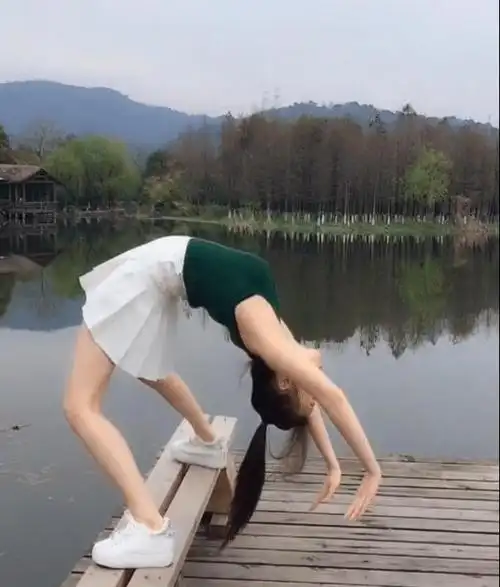 小仙女穿白色a字裙湖边下腰不怕掉水里