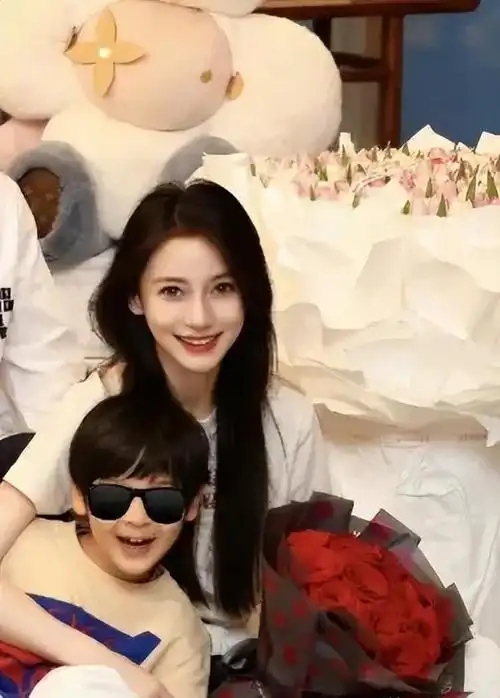 baby晒全家福庆生照7岁小海绵太像黄晓明baby背靠超大花束