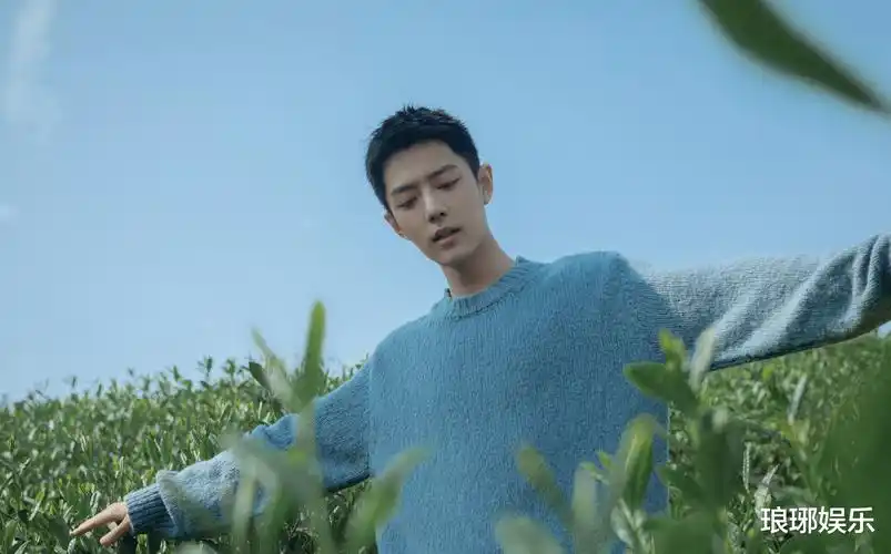 肖战生日释出写真图,清爽少年惹人心动,而我却关注他的肌肉线条_五官