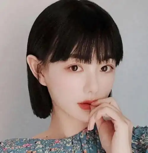 超短发是有点挑脸型的,就算很好打理,但是不适合你的发型剪得也是白瞎