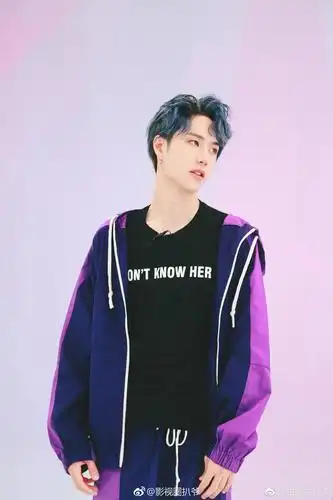 王一博 蓝色头发 人帅就是不一样啊能扛起二次元的发色 你们是不是觉