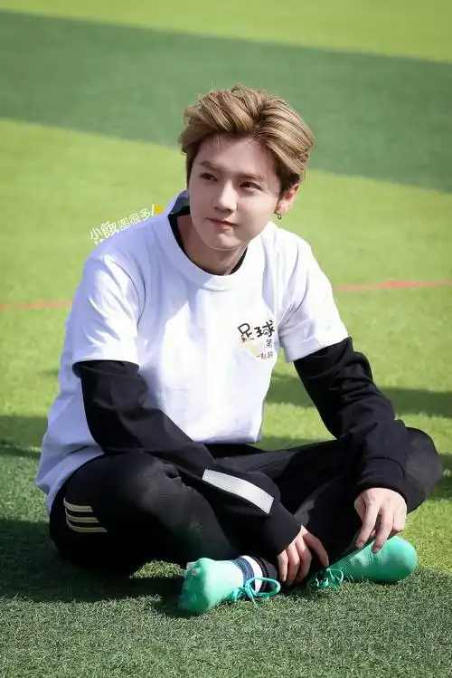 20180414#鹿晗张云龙问路路透#补一组我最喜欢的绿茵场鹿晗高清图集9p