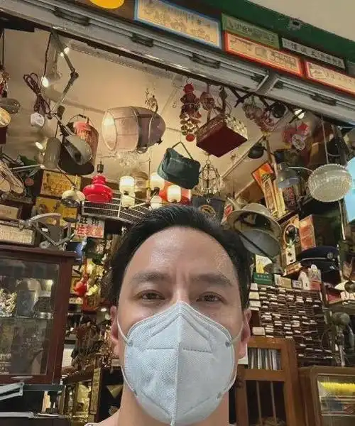 说那张合照之所以看起来不精美,主要是因为吴彦祖手持相机的角度有点