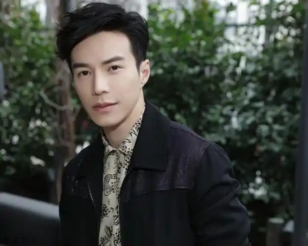 王冠逸受邀亮相米兰,与秦岚合影