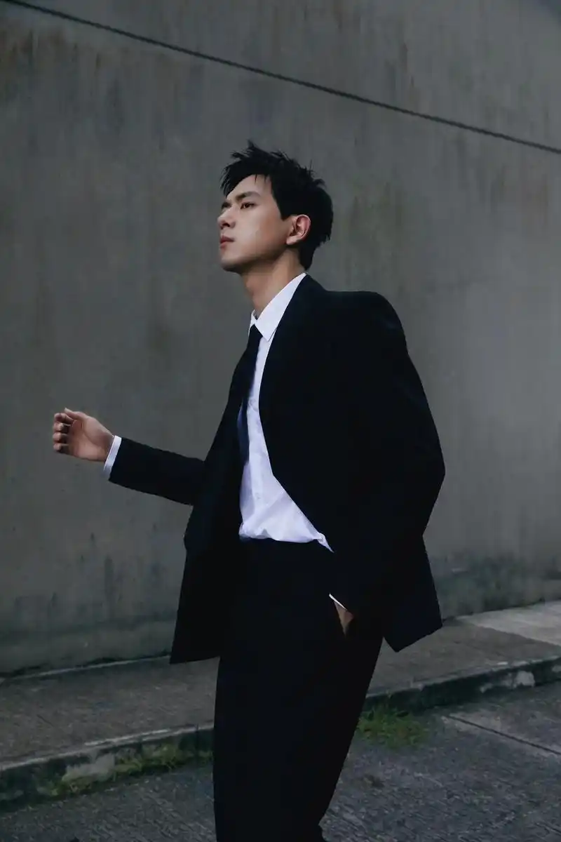 请你不要到处勾勾-#李现 #李现西装照 #高级感 #黑色系  - 抖音
