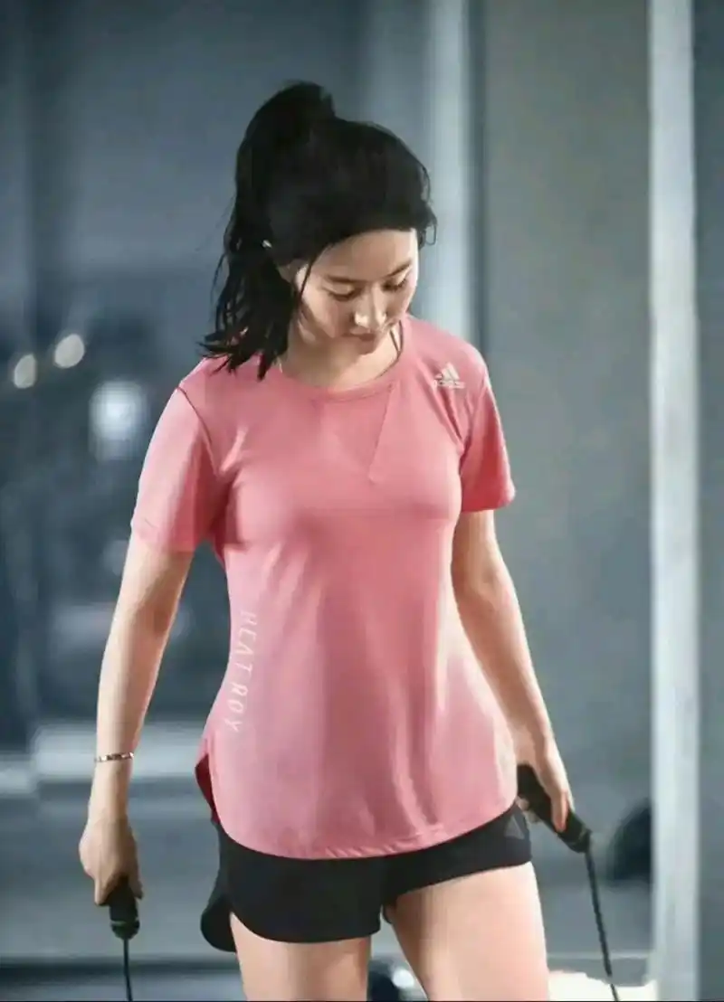 刘亦菲健身图,穿运动套装扎高马尾,看着还是大学生模样!