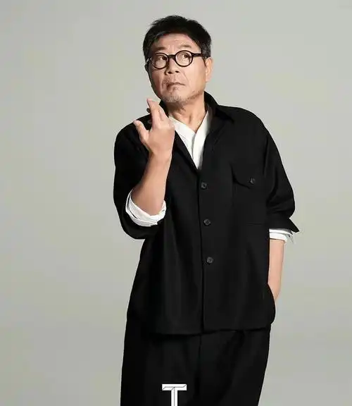 59岁范伟罕见拍大片穿一身黑戴眼镜不走喜剧路线气质意外儒雅