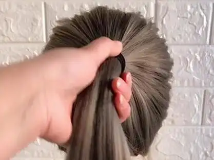 7万00:58@芊芊编发大年三十12岁小女孩花了20元扎这款新年发型,你觉得