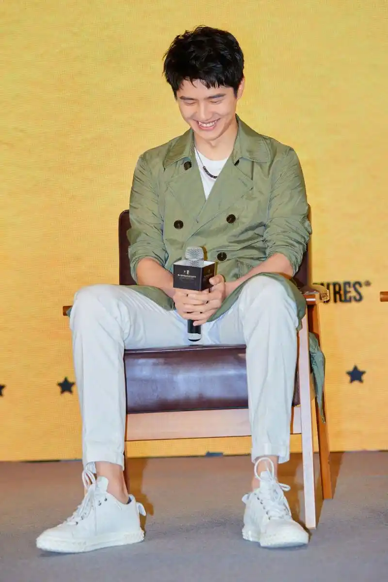 《唐人街探案3》今日在厦门举办发布会,主演刘昊然身穿唐探风衣亮眼