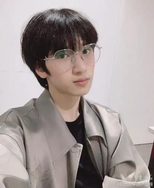 200413严浩翔分享自拍上演眼镜杀帅不自知的小严突然出现