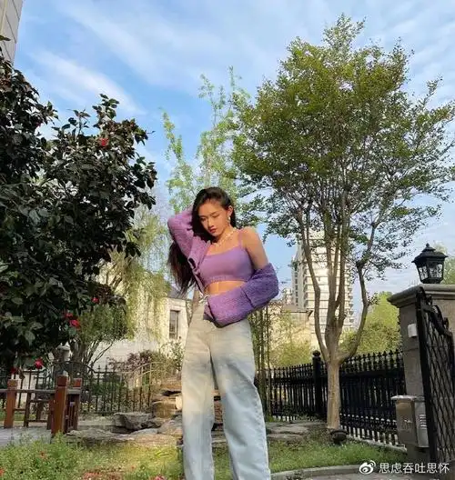 林允晒春日美照穿吊带背心秀马甲线好身材