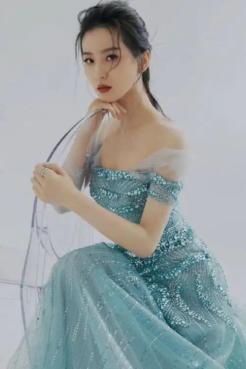 刘诗诗一袭薄荷绿露肩薄纱裙曼妙性感,搭配鱼骨编发美如人鱼公主