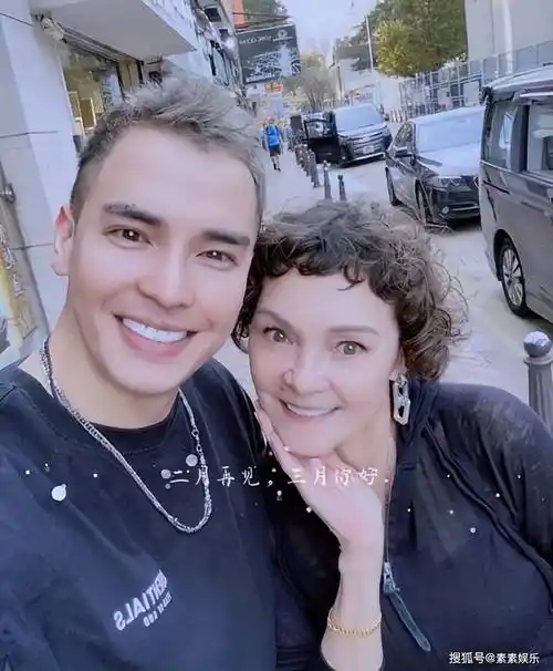 左边是弟弟兼香港司机助理张豪龙,右边是二弟张柏文,与姐姐一样在香港