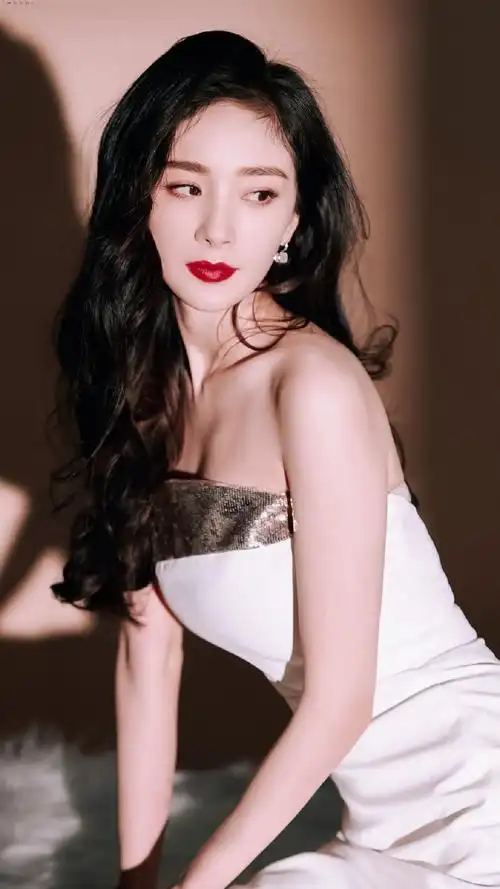 杨幂白色抹胸长裙造型