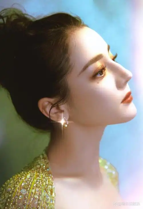 这是什么神仙颜值!迪丽热巴穿晚礼服参加活动,玲珑身段好美丽