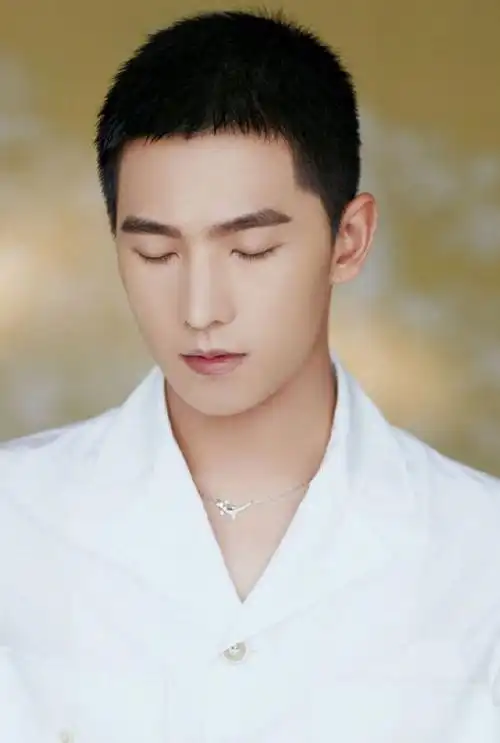 杨洋的寸头造型可以说简直是太帅气了吧,很好的凸显了他的五官,显得他