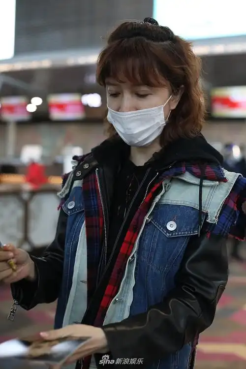 组图:"浪姐"金巧巧妆发齐全现身机场 带小圆帽很减龄