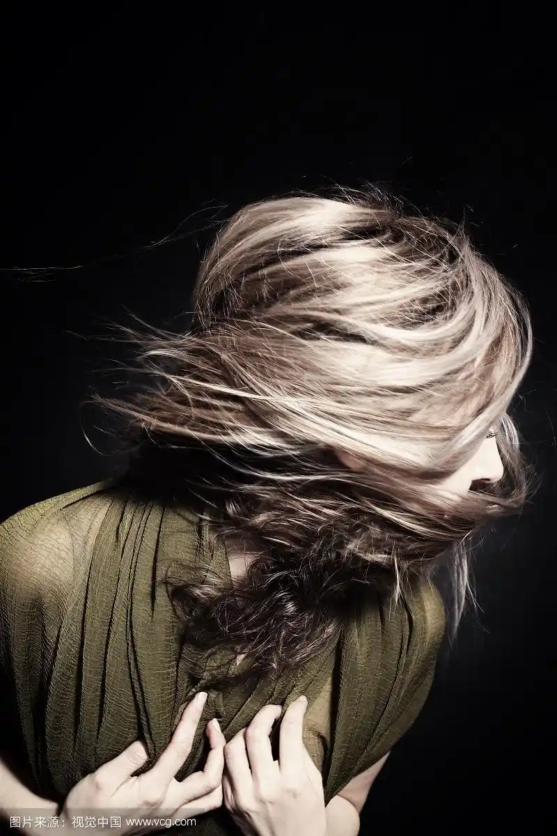 女人的头发在风中飘动的特写