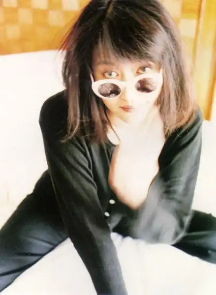 图文:香港著名明星陈宝莲写真(19)