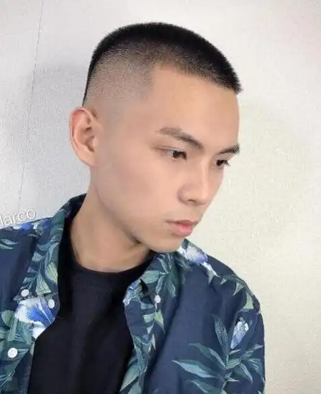 2021男生干净短发寸头,硬汉的标准寸头造型