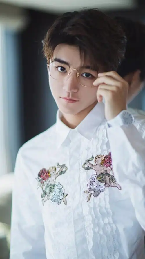 王俊凯文艺帅气写真手机壁纸