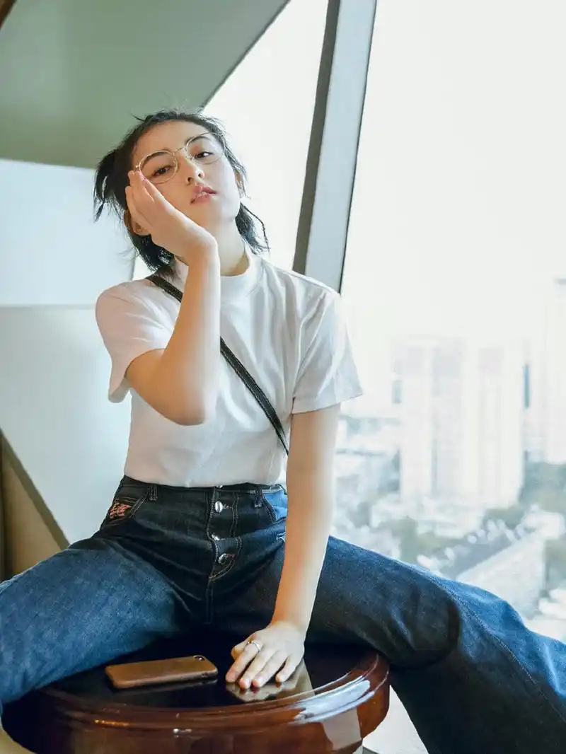 张雪迎现身机场,白色t恤配牛仔有啥意思,网友:这么穿谁不会!