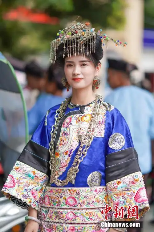 贵州榕江侗族民众相思节上秀盛装