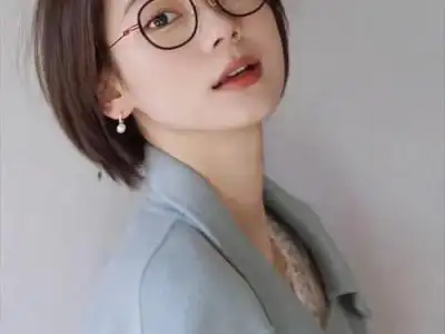 戴眼镜适合什么发型 短发vs长发眼镜发型