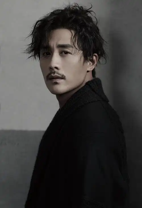 忧郁的男人有魅力吗留着小胡子男人味十足