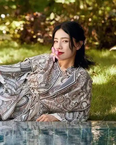 胡可把你打扮得萌萌哒,自己也能美美的在三亚拍摄当天阳光正好,胡可一