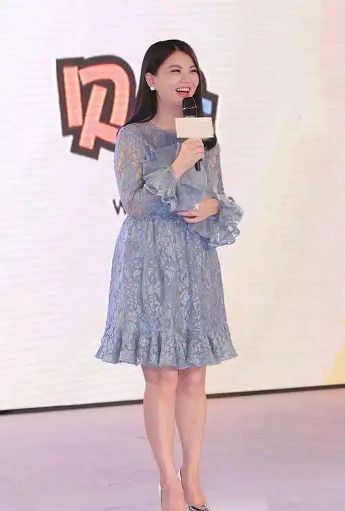 都是44岁,李湘膀大腰圆却风韵犹存,胡可身材干巴巴宛如老妇人!