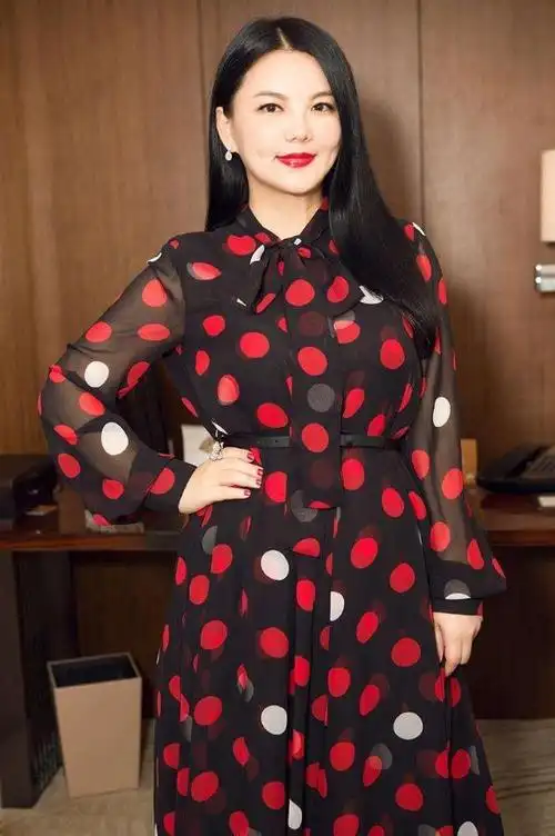 47岁李湘发福反而像贵妇,穿波点裙走路像老佛爷,下车还要人撑伞