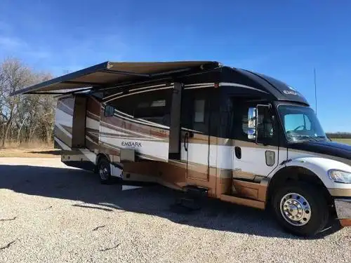 成龙大哥的房车堪称移动别墅全世界仅此一辆就是洗起来麻烦