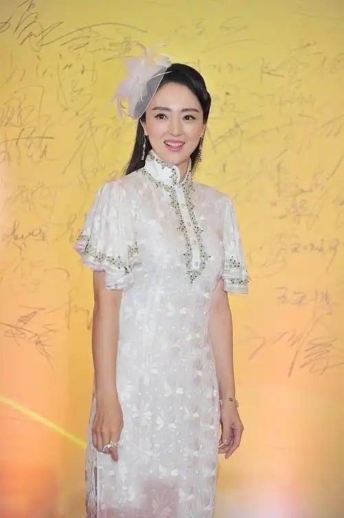 董璇离婚后状态更好身穿蓝色轻纱裙配上微卷长发知性又优雅