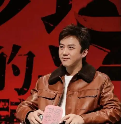 45岁邓超和李乃文上海拍戏风吹现秃顶明星也逃不开秃顶烦恼啊