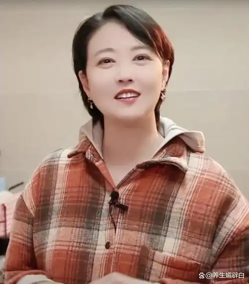 57岁周海媚近照曝光,眼袋比眼睛还大老态明显,被喊奶奶幽默回应