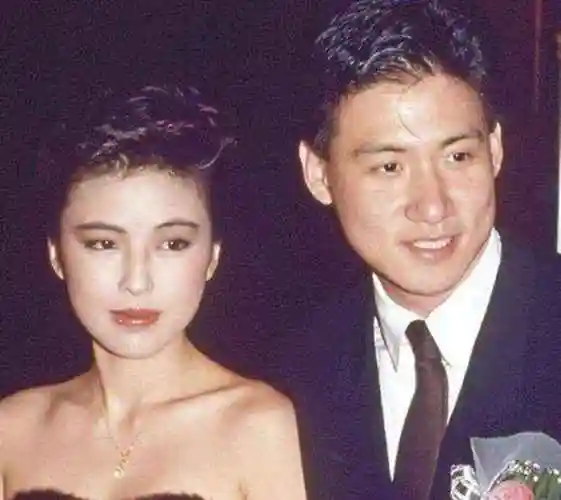 如今的张学友和妻子罗美薇生活的很幸福,尤其是两个女儿出生后,他们一