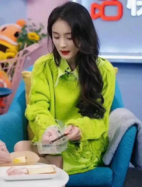 杨幂绿色毛衣直播造型