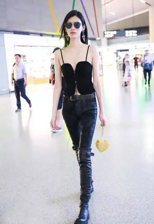 奚梦瑶不愧是豪门"阔太",穿20000吊带背心走机场,气场强大