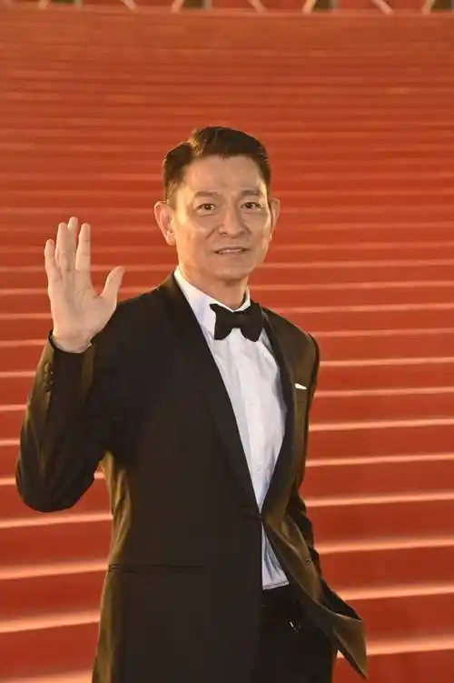 金像奖红毯:刘德华帅气压轴莫文蔚金光闪闪 梁咏琪郑秀文世纪同台