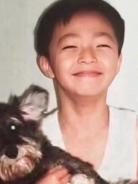 在陈立农曝光的童年的照片中,陈立农笑得非常开心.